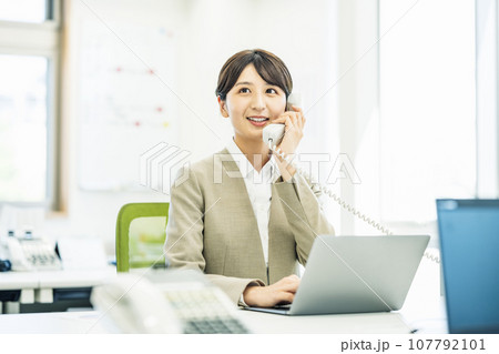 オフィスで電話対応する女性 107792101