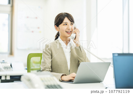 オフィスで電話対応する女性 107792119