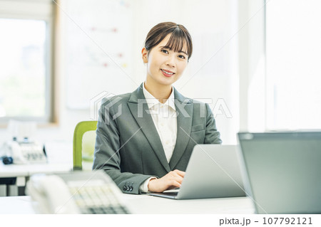 オフィスでデスクワークをする女性 107792121