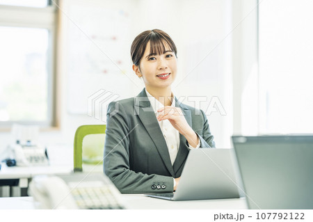 オフィスでデスクワークをする女性 オフィスでデスクワークをする女性 107792122