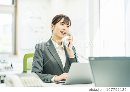 会社の電話で話す女性 会社の電話で話す女性 107792123