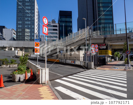 東京高速道路　新橋入口と通行止め車両の規制標識 107792171