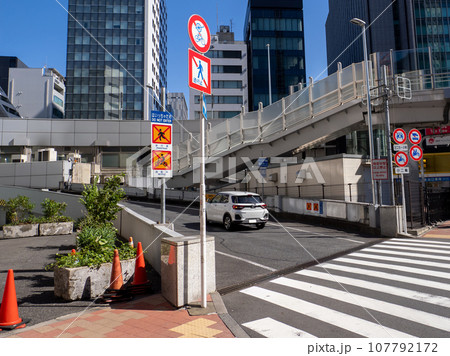 東京高速道路 新橋入口と通行止め車両の規制標識 東京高速道路 新橋入口と通行止め車両の規制標識 107792172