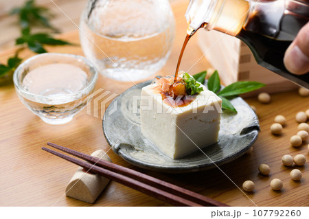 和食といえば豆腐（ 日本食 ）栄養満点の大豆を使ったトウフ 豆腐料理 木綿豆腐 107792260