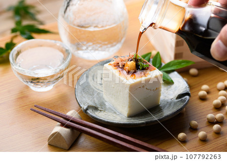 和食といえば豆腐( 日本食 )栄養満点の大豆を使ったトウフ 豆腐料理 木綿豆腐 和食といえば豆腐( 日本食 )栄養満点の大豆を使ったトウフ 豆腐料理 木綿豆腐 107792263