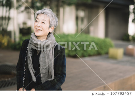 街角に座るグレイヘアの上品な日本人女性・ビジネスウーマン 街角に座るグレイヘアの上品な日本人女性・ビジネスウーマン 107792457