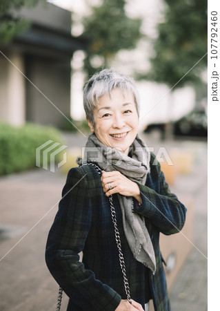 グレイヘアの上品な日本人女性・ビジネスウーマン 107792460