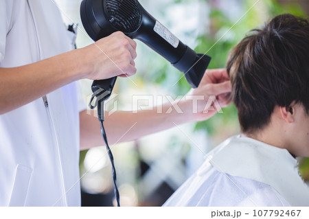 ドライヤーをかける男性 107792467