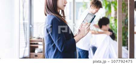 タブレットを操作する女性 タブレットを操作する女性 107792475