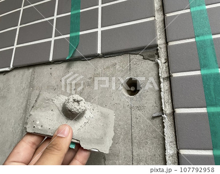 施工時の剥離剤の影響で密着がないタイル 107792958
