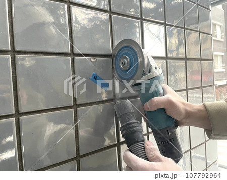 粉塵機を使用したタイルカッター入れ 107792964