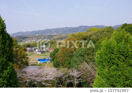 兵庫県淡路市　香りの公園から伊弉諾神宮・パルシェ香りの館方面を望む 107792987