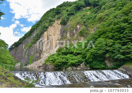 宮城県白石市、「材木岩」と呼ばれる柱状節理。2023年8月10日撮影。 107793033