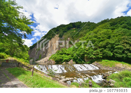 宮城県白石市、「材木岩」と呼ばれる柱状節理。2023年8月10日撮影。 107793035