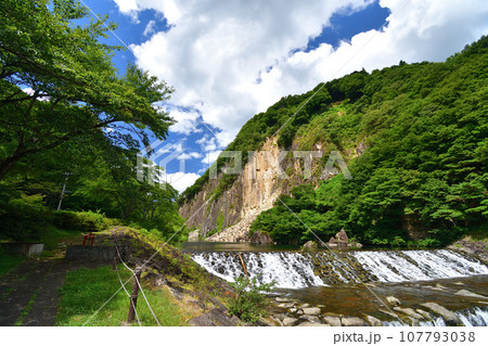 宮城県白石市、「材木岩」と呼ばれる柱状節理。2023年8月10日撮影。 宮城県白石市、「材木岩」と呼ばれる柱状節理。2023年8月10日撮影。 107793038