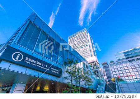 日本の東京都市景観　新宿駅南口側のバスタ新宿にある東京情報観光センターなどを望む＝10月13日 107793287
