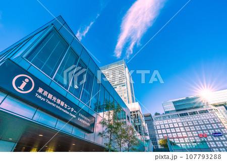 日本の東京都市景観　新宿駅南口側のバスタ新宿にある東京情報観光センターなどを望む＝10月13日 107793288