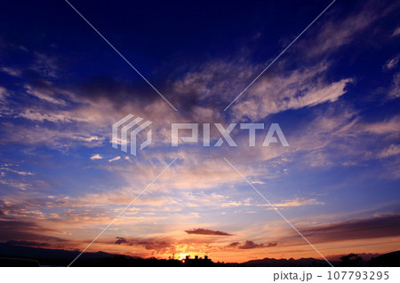 札幌市清田区 秋空に沈む夕日 札幌市清田区 秋空に沈む夕日 107793295