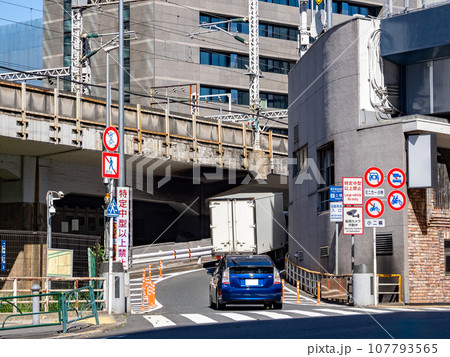 東京高速道路 土橋入口と通行止め車両の規制標識 東京高速道路 土橋入口と通行止め車両の規制標識 107793565