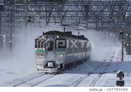 雪煙を上げて苗穂駅に迫る快速「エアポート」 雪煙を上げて苗穂駅に迫る快速「エアポート」 107793589