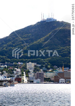 函館市の発祥の地【函館西部地区】 函館山麓を望む…『八幡坂』と函館漁港 107793601