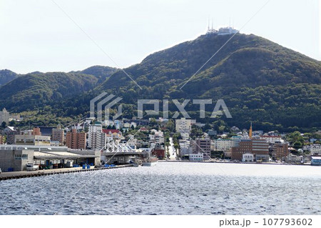 函館市の発祥の地【函館西部地区】 函館山麓を望む…『八幡坂』と函館漁港 函館市の発祥の地【函館西部地区】 函館山麓を望む…『八幡坂』と函館漁港 107793602