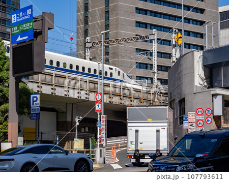 東京高速道路・土橋入口と並走する東海道新幹線 107793611