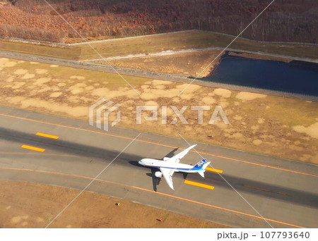新千歳空港のランウェイ01R上で01Lからの離陸機を待つANAのB787-8 107793640