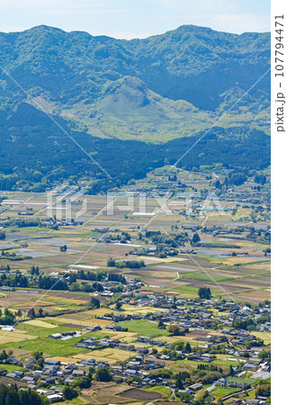 熊本県/ 至極の絶景ロード 南阿蘇パノラマライン展望所から見た南阿蘇村周辺の新緑風景 熊本県/ 至極の絶景ロード 南阿蘇パノラマライン展望所から見た南阿蘇村周辺の新緑風景 107794471