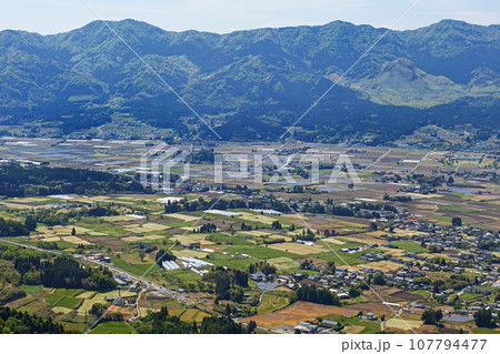 熊本県/ 至極の絶景ロード 南阿蘇パノラマライン展望所から見た南阿蘇村周辺の新緑風景 熊本県/ 至極の絶景ロード 南阿蘇パノラマライン展望所から見た南阿蘇村周辺の新緑風景 107794477