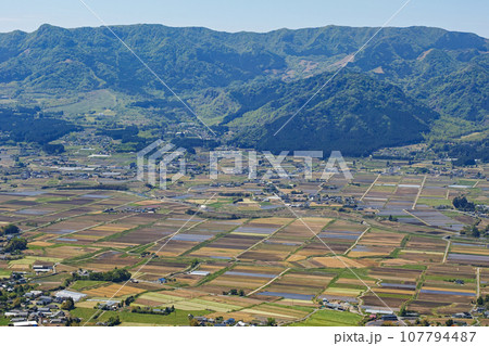 熊本県/ 至極の絶景ロード 南阿蘇パノラマライン展望所から見た南阿蘇村周辺の新緑風景 熊本県/ 至極の絶景ロード 南阿蘇パノラマライン展望所から見た南阿蘇村周辺の新緑風景 107794487