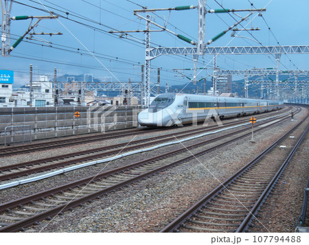 新幹線 新尾道駅 8月の曇りの日 新幹線 新尾道駅 8月の曇りの日 107794488