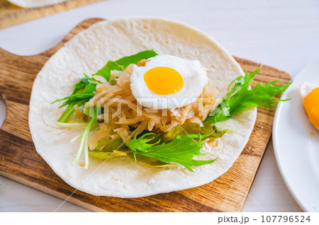 切り干し大根と目玉焼きのオープンサンド 切り干し大根と目玉焼きのオープンサンド 107796524