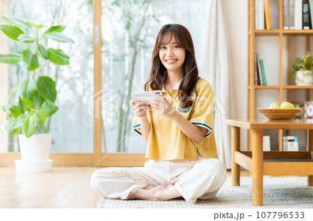 スマホで動画を見る若い女性 107796533