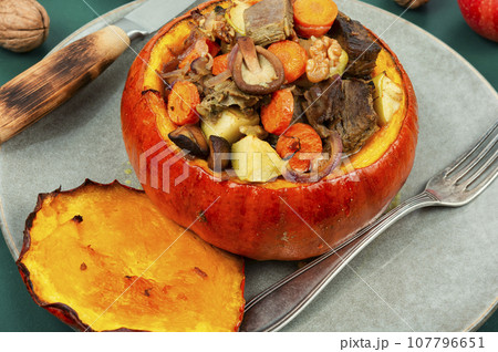 Tasty baked pumpkin with beef, mushrooms and apples. 107796651