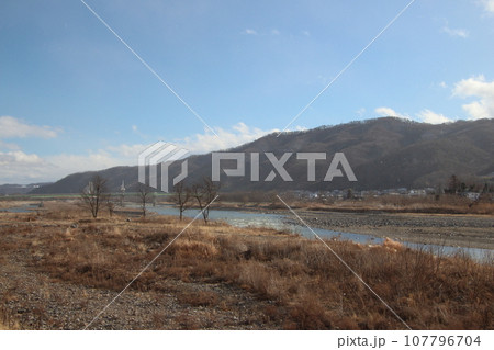 冬の千曲川にて（長野県上田市：別所線千曲川橋梁より上流側を望む） 107796704