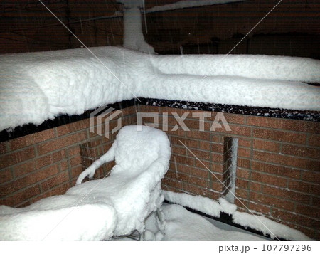 バルコニーに積もった雪 バルコニーに積もった雪 107797296