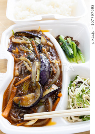 美味しい中華料理、鶏肉と野菜の醤油煮込みテイクアウト 107797698