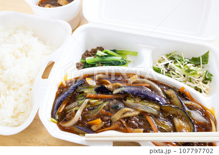 美味しい中華料理、鶏肉と野菜の醤油煮込みテイクアウト 107797702