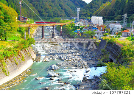 姫川温泉(姫川、大所川合流付近)、平岩駅周辺を望む(長野県小谷村)【2023.10】 107797821