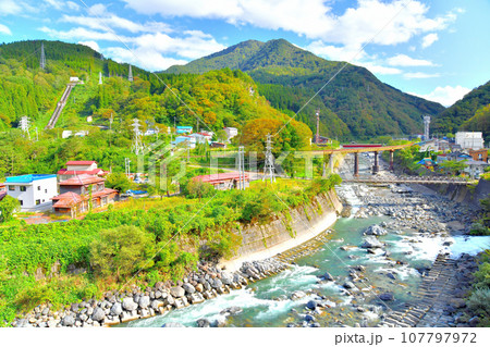 姫川温泉(姫川、大所川合流付近)、平岩駅周辺を望む(長野県小谷村)【2023.10】 107797972