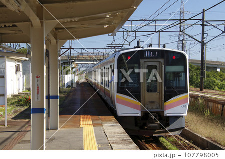 押切駅を発車する信越本線E129系（長岡⇔新潟） 107798005