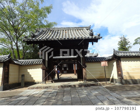 奈良県奈良市にある「奈良の大仏さま」の寺として知られている正式名称、金光明四天王護国之寺である東大寺 奈良県奈良市にある「奈良の大仏さま」の寺として知られている正式名称、金光明四天王護国之寺である東大寺 107798191
