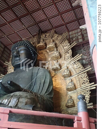 奈良県奈良市にある「奈良の大仏さま」の寺として知られている正式名称、金光明四天王護国之寺である東大寺 奈良県奈良市にある「奈良の大仏さま」の寺として知られている正式名称、金光明四天王護国之寺である東大寺 107798223