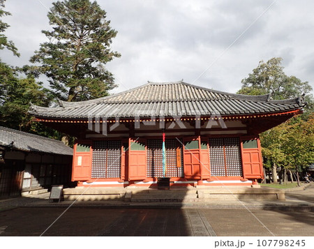 奈良県奈良市にある「奈良の大仏さま」の寺として知られている正式名称、金光明四天王護国之寺である東大寺 奈良県奈良市にある「奈良の大仏さま」の寺として知られている正式名称、金光明四天王護国之寺である東大寺 107798245