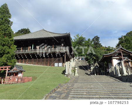 奈良県奈良市にある「奈良の大仏さま」の寺として知られている正式名称、金光明四天王護国之寺である東大寺 奈良県奈良市にある「奈良の大仏さま」の寺として知られている正式名称、金光明四天王護国之寺である東大寺 107798253