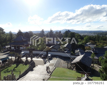 奈良県奈良市にある「奈良の大仏さま」の寺として知られている正式名称、金光明四天王護国之寺である東大寺 奈良県奈良市にある「奈良の大仏さま」の寺として知られている正式名称、金光明四天王護国之寺である東大寺 107798261