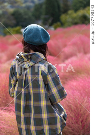 伊賀野のコキア畑を巡る女性 107798343