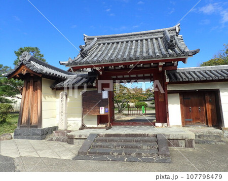 奈良県奈良市にある光明宗の本山の寺院で藤原不比等の邸宅跡に造られた光明皇后縁の門跡尼寺である法華寺 奈良県奈良市にある光明宗の本山の寺院で藤原不比等の邸宅跡に造られた光明皇后縁の門跡尼寺である法華寺 107798479