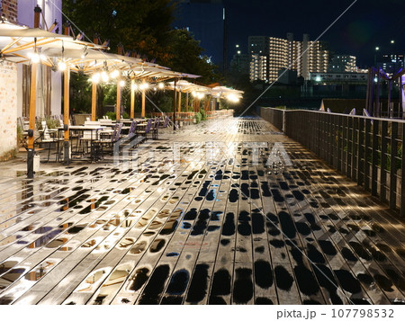 雨上がりの夜の広場 雨上がりの夜の広場 107798532